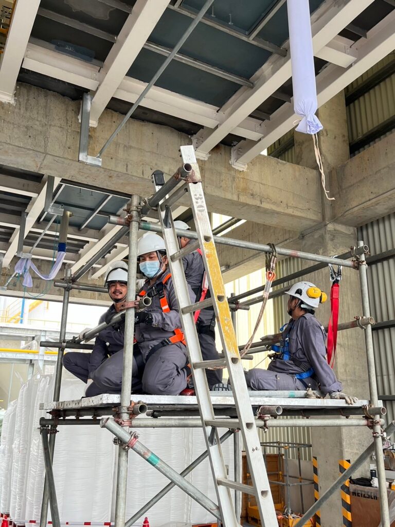 กลุ่มบุคลากรที่เข้าอบรมนั่งร้าน ISTE Training เพื่อความปลอดภัยในการทำงานบนที่สูง