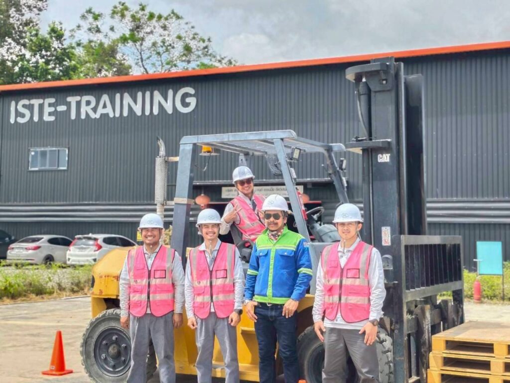 กลุ่มบุคลากรที่เข้าอบรมโฟล์คลิฟท์ตามกฎหมาย กับ ISTE Training เพื่อความปลอดภัยในการทำงาน