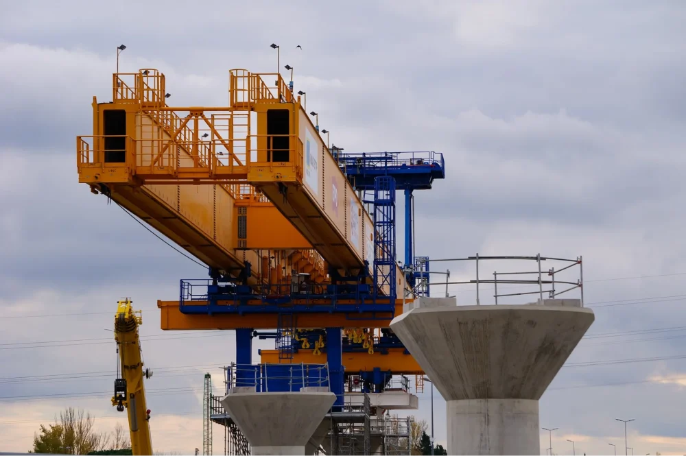 ปั้นจั่นหรือเครน Launching Gantry ที่ใช้ในไซต์งานก่อสร้าง
