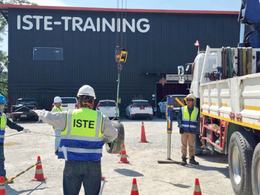 หลักสูตร ISTE Training การอบรมปั้นจั่นเพื่อความปลอดภัยในการใช้งานเครื่องจักรยกวัสดุ