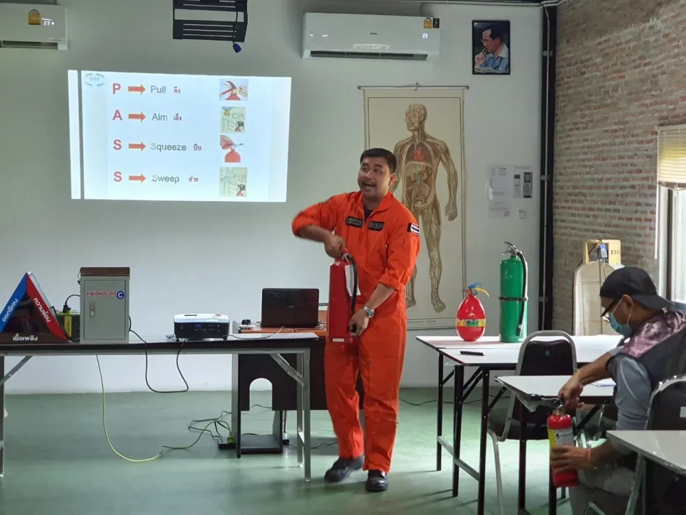 การอบรมการใช้ถังดับเพลิง CO2 อย่างถูกวิธีในสถานประกอบการ โดย ISTE Training