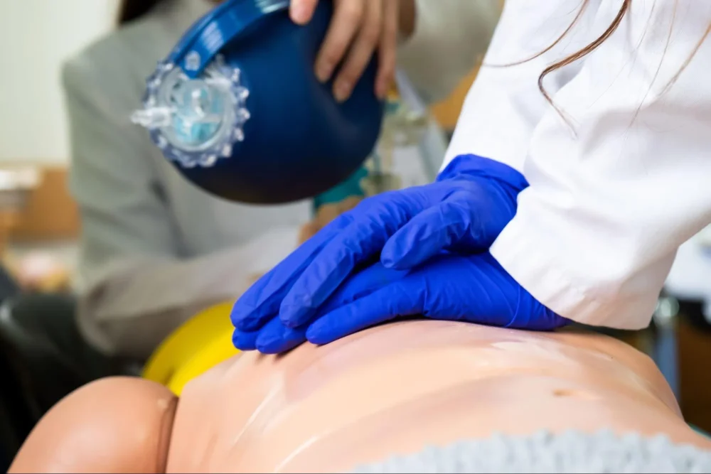 การปฐมพยาบาลเบื้องต้นเกี่ยวข้องกับ CPR