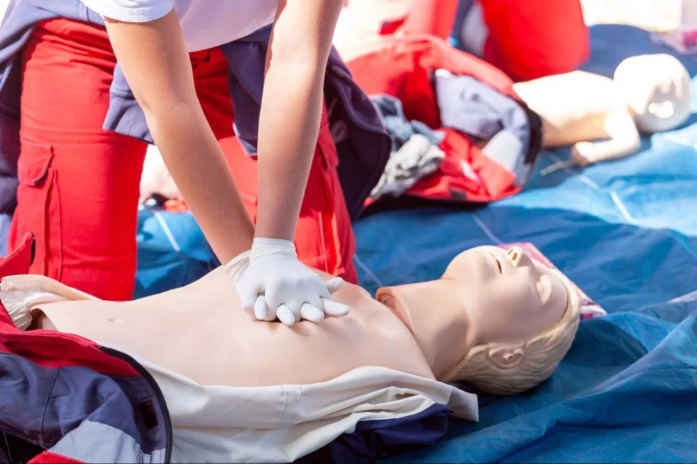 บรรยากาศการฝึกปฏิบัติในหลักสูตร อบรม CPR กับหุ่นจำลองมาตรฐานสากล