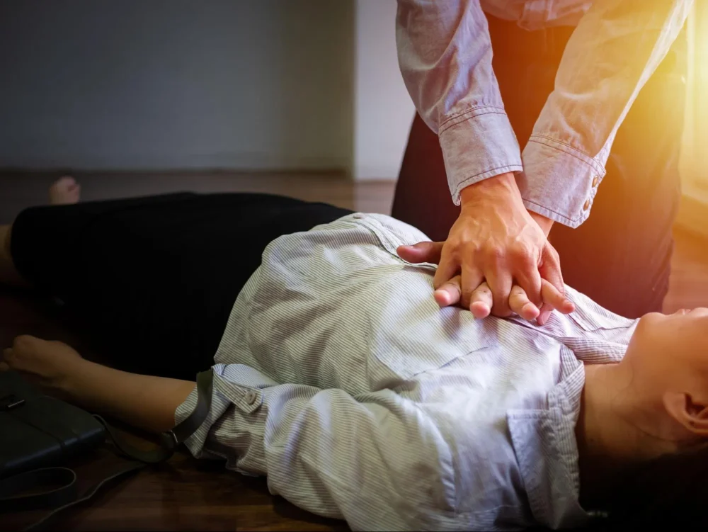 สถานการณ์วิกฤตที่ต้องใช้การช่วยชีวิตด้วย CPR เช่น ผู้ป่วยหยุดหายใจหรือหัวใจหยุดเต้น