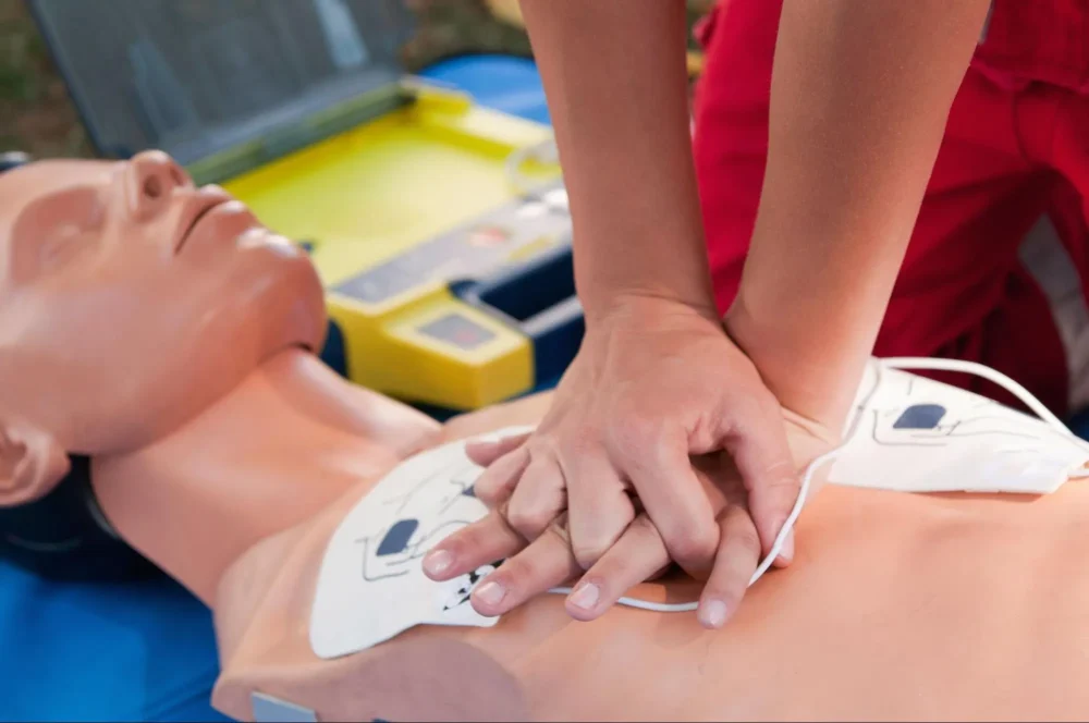 หลักสูตรการช่วยชีวิตขั้นพื้นฐาน (BLS) ที่ครอบคลุมเรื่องการทำ CPR และการใช้ AED
