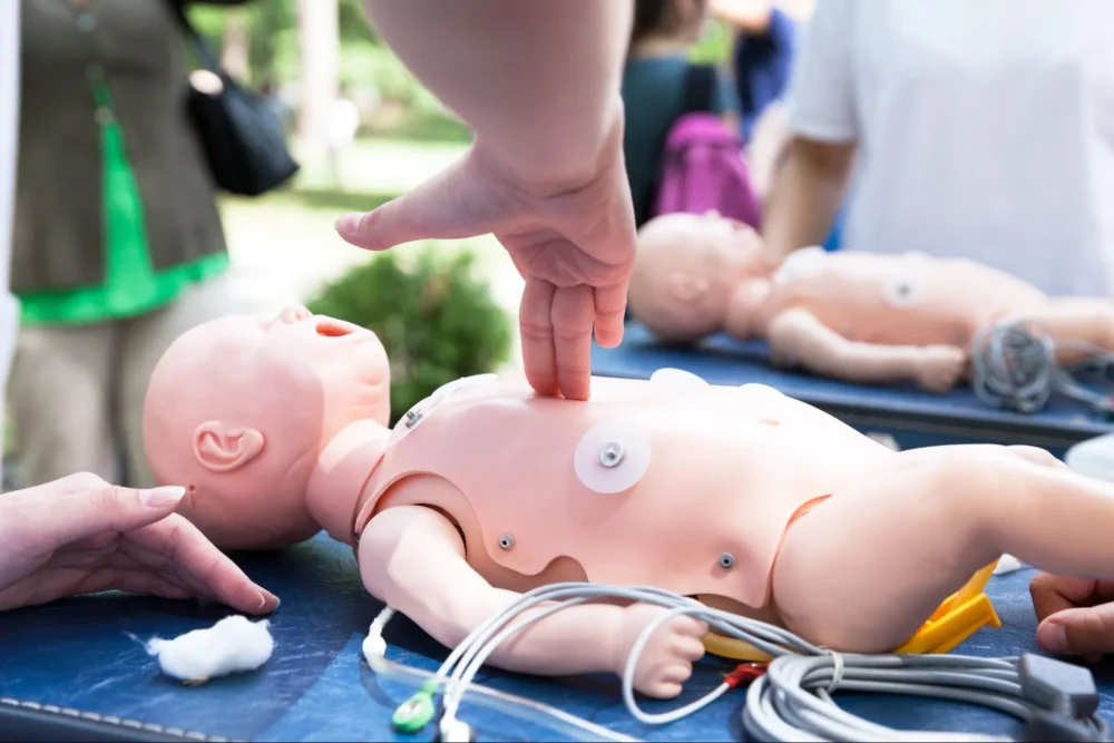 เปรียบเทียบแรงกดและความลึกในการทำ CPR ระหว่างผู้ใหญ่และเด็กทารก