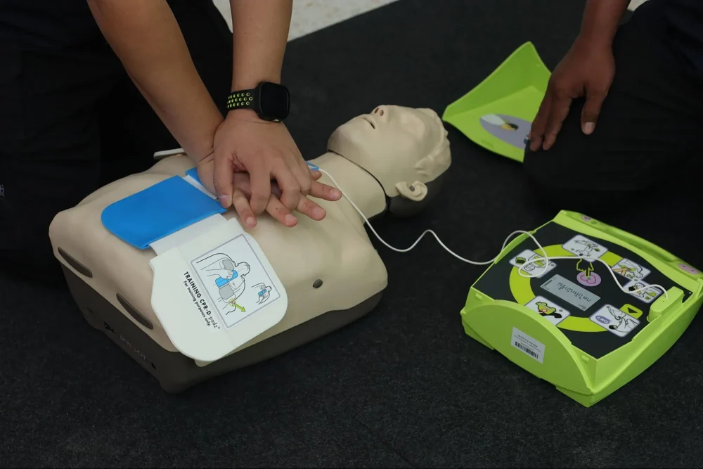 การฝึกกดหน้าอกและการใช้เครื่อง AED ในการ อบรมปฐมพยาบาลเบื้องต้น กับหุ่นจำลอง