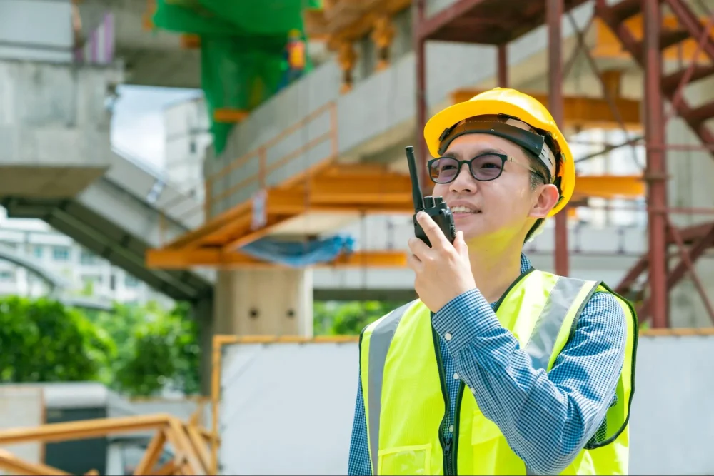 ผู้เชี่ยวชาญกำลังตรวจสอบระบบมาตรฐาน iso 45001 ภายในสถานประกอบการ
