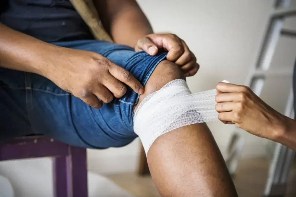 ใช้ผ้าพันแผลหรือกดทับ (Pressure Bandage)